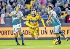  ??  ?? ANDRE PIERRE Gignac salió de cambio en el partido ante Santos.