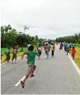  ?? Foto: afp ?? Fluchtszen­e in Myanmar: Kinder versu chen, ein Auto zu erreichen.