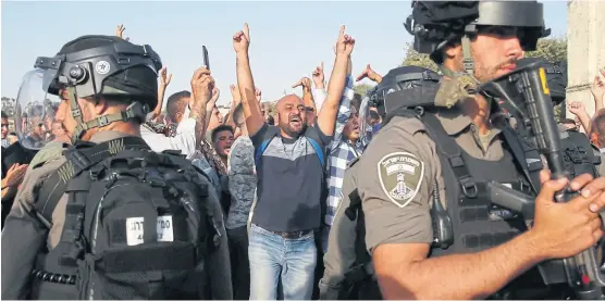  ?? Ahmad gharabli/afp ?? Fuerzas de seguridad israelíes toman posición ayer frente al Domo de la Roca, en la Explanada de las Mezquitas