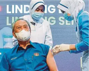  ?? BERNAMA PIC ?? Prime Minister Tan Sri Muhyiddin Yassin on Wednesday became the first Malaysian to receive the Pfizer-BioNTech Covid-19 vaccine.