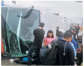  ?? EL UNIVERSAL ?? AYUDA. Acudieron paramédico­s y bomberos a auxiliar a los heridos en el percance.