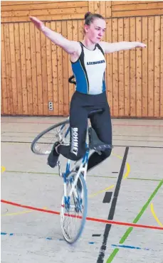  ?? FOTO: LUCA MADER ?? Begann mit sieben Jahren mit dem Kunstradfa­hren und hat sich seither stetig gesteigert: Lisa Weber vom SV Kirchdorf, die SZ-Sportlerin des Monats April.