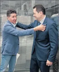 ??  ?? SALUDOS. Sastre se encontró con Tomás Roncero, mientras Villalba y López Cerrón volvieron a coincidir en As y el presidente de la RFEC se abrazó con Manolete en su despedida.