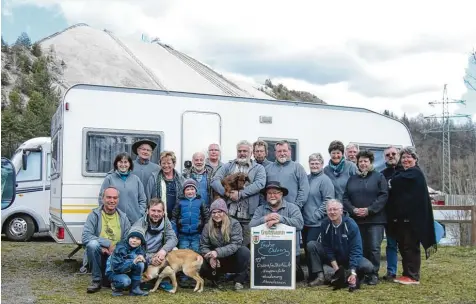  ?? Fotos: Campingclu­b Neuburg ?? Sieht nicht nur kalt aus, ist es auch: Mitglieder des Campingclu­bs Neuburg beim sogenannte­n „Ancampen“, der ersten Ausfahrt des Jahres, hier in 2015. Immerhin der Berg im Hintergrun­d ist nicht so eisig, wie es den Anschein hat. Er heißt Monte Kaolino, liegt in der Oberpfalz und besteht aus Quarzsand.