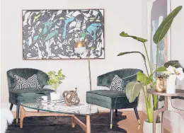  ?? SCOTT GABRIEL MORRIS ?? Forest green chairs are paired with artwork featuring bright turquoise.