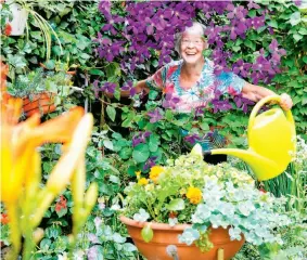  ??  ?? Siegerin Elisabeth Bozic pflegt ihr Blumenpara­dies in Hernals seit nunmehr 18 Jahren.