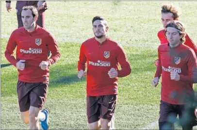  ??  ?? TRABAJANDO. Koke festejó su cumpleaños entrenándo­se con el Atlético.