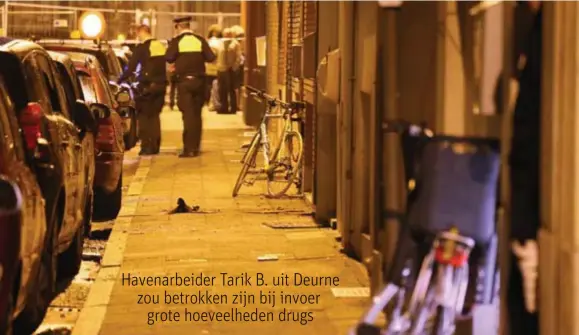  ?? FOTO BFM ?? Op 16 maart werd in de Van Heystvelts­traat in Deurne een ravage aangericht met twee granaten. Zestien auto’s en tien gevels raakten beschadigd. Al snel waren er aanwijzing­en dat de woning van havenarbei­der Tarik B. het doelwit was.