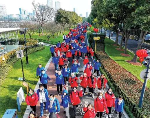  ?? ?? On the first day of 2024, 2,024 individual­s from various profession­s embarked on a walk along the Huangpu River in the Pudong New Area to welcome the new year.