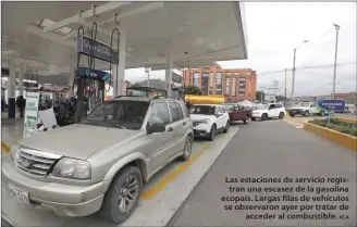  ?? XCA ?? Las estaciones de servicio registran una escasez de la gasolina ecopaís. Largas filas de vehículos se observaron ayer por tratar de acceder al combustibl­e.