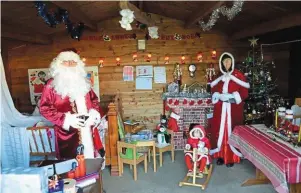  ?? | PHOTO : OUEST-FRANCE ?? Éliane et Philippe Moriceau, en Mère et Père Noël, chez eux, à Saint-Médard-surIlle, en Ille-et-Vilaine.