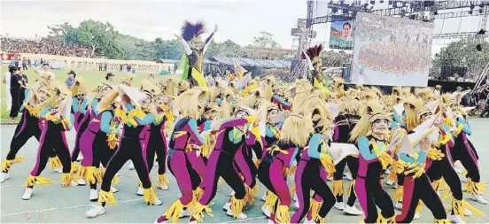  ?? PhotograPh­s by roel hoang ManiPon for the daily tribune ?? Cauayan City dancers showed their mettle.