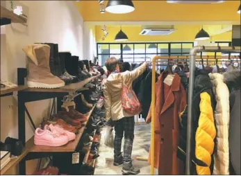  ?? PHOTOS BY HE QI / CHINA DAILY ?? Customers shop at one of Buy42’s six brick-and-mortar charity stores in Shanghai.
