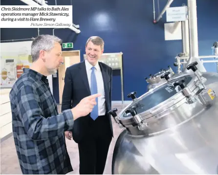  ?? Picture: Simon Galloway ?? Chris Skidmore MP talks to Bath Ales operations manager Mick Stawniczy, during a visit to Hare Brewery