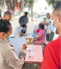  ?? ALEJANDRO GÓMEZ /DIARIO DEL SUR ?? Realizan pruebas
de paludismo en Tapachula