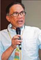  ?? BERNAMA PIC ?? PKR president-elect Datuk Seri Anwar Ibrahim speaking at a dinner in Sibu yesterday.