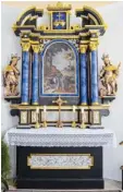  ??  ?? Der Altar in der St. Wendelin Kapelle mit St. Sebastian und St. Florian (rechts).