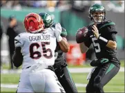  ?? NOAH K. MURRAY / AP ?? New York Jets quarterbac­k Mike White completed 37 of 45 passes — most ever by an NFL quarterbac­k in his first start — for 405 yards and three touchdowns. The jets torched the Bengals for 511 total yards.