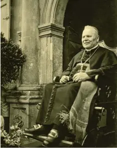  ?? Foto: Diözese ?? Bischof Johannes Sproll kehrte nach Kriegsende in seine Diözese zurück, auf einen Rollstuhl angewiesen, aber unter großem Zuspruch der Gläubigen.