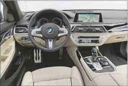  ??  ?? Alleen het V12- logo achter de draaiknop voor de iDrive- bediening onderschei­dt het interieur van de 760Li van de andere 7-series.