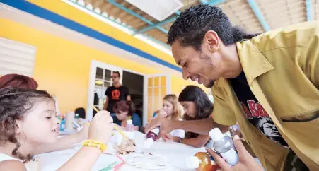  ??  ?? EL ARTISTA Edgardo Larregui ofreció talleres de arte durante la actividad.