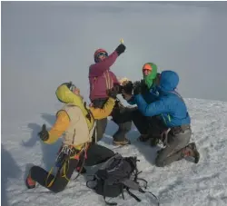  ??  ?? Silvan Schüpbach, Christian Ledergerbe­r, Fabio Lupo, Jérôme Sullivan et Antoine Moineville heureux au sommet de l’Apostelens Tommelfing­er (glace 120°, A2+, 7a, 1700 mètres)