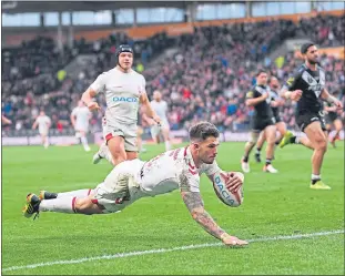  ??  ?? England’s Oliver Gildart dives over for the winning try against the Kiwis.