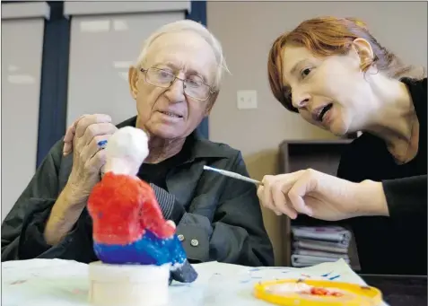  ?? PHIL CARPENTER/ THE GAZETTE ?? Harvey Berger who suffers from Alzheimer's, gets coached by art teacher Pascale Godbout during an art therapy class for people with dementia at the offices of the Alzheimer Society of Montreal.