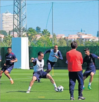  ??  ?? INTENSIDAD. Roque Mesa controla en un rondo ante la presión de Muriel, N’Zonzi y Nolito.