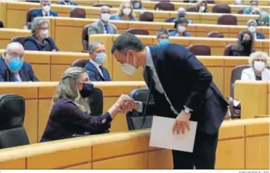  ?? KIKO HUESCA / EFE ?? Pedro Sánchez saluda a Yolanda Díaz durante la sesión de control al Gobierno en el pleno del Senado de la semana pasada.