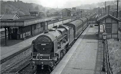  ??  ?? Carrying its pre-1934 LMS number 5958, this 1932-built Patriot became No. 5513 followed by No. 45513 after the formation of British Railways in 1948. It remained nameless until withdrawn in September 1962, although it was allocated the name Sir W. A. Stanier in 1943. When pictured at Millhouses with Leeds-St. Pancras express in 1933, it was just a year old.
RAILWAY MAGAZINE ARCHIVE