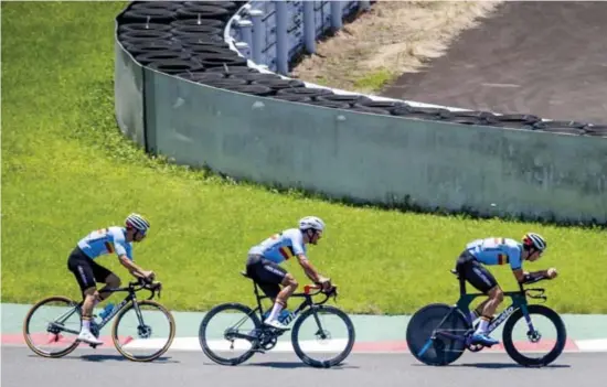  ?? © ?? Bondscoach Sven Vanthouren­hout, Greg Van Avermaet en Wout van Aert verkennen de Fuji Internatio­nal Speedway.
Jasper Jacobs/belga