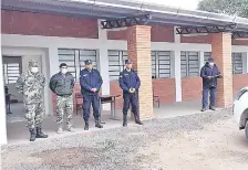  ??  ?? Estricto control policial-militar a los indígenas viajeros en la escuela básica de Uj’e Lhavos.