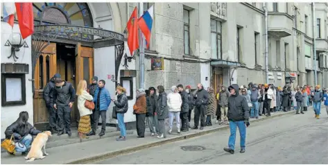  ?? FOTO: UNCREDITED/AP/DPA ?? Wähler stehen um zwölf Uhr vor einem Wahllokal Schlange in Moskau: Die russische Opposition hat dazu aufgerufen, sich am Sonntagmit­tag in die Wahllokale zu begeben – eine Variante des Protests gegen die Präsidents­chaftswahl, die die Herrschaft von Präsident Wladimir Putin legitimier­en soll.
