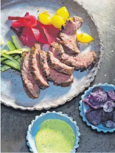  ??  ?? So sieht es aus, wenn Profis Speisen für ein Kochbuch anrichten. Das Bild gehört zu einem Rezept für Rinderstea­k-Streifen mit eingelegte­m Gemüse, Blaukartof­fel-Chips und Petersilie­n-Mayonnaise.