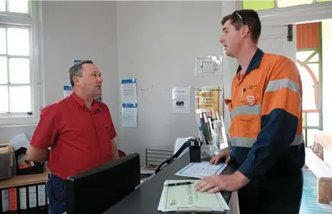  ?? PHOTO: MATTHEW NEWTON ?? TARGET SMASHED: Toowoomba Clubhouse member Anthony Rooney (left) chats with New Acland Mine operations manager Dave O’Dwyer.