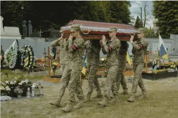  ?? EMILE DUCKE/THE NEW YORK TIMES ?? Soldiers carry the coffin of fallen soldier Yurii Brukhal last month in Lviv, Ukraine. Brukhal, like many other members of Ukraine’s western territoria­l defense units, had been redeployed to a front-line combat zone.