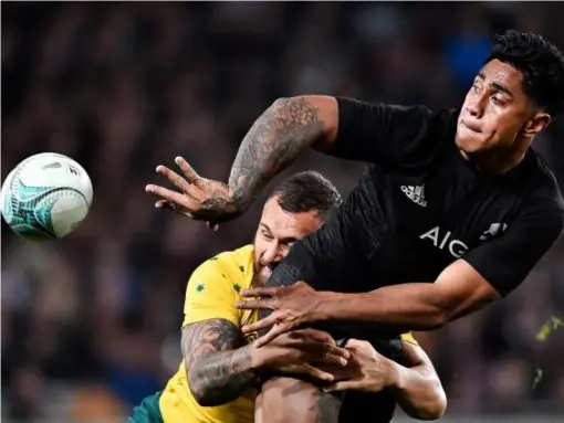  ?? (Getty) ?? Malakai Fekitoa offloads the ball as Quade Cooper attempts to stop him