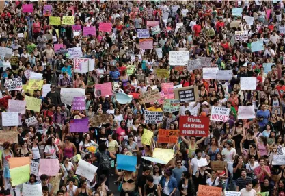  ?? FOTO: ERALDO PERES/TT–AP ?? Folkmassor i Brasilien demonstrer­ade mot sexism och försvarade kvinnans rättighete­r under en marsch för några
■ år sedan.