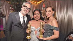  ??  ?? Equipo. Las protagoist­as del filme sosteniend­o los Globos de Oro de Cuarón.