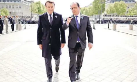  ?? FOTO: EFE ?? El Presidente saliente, François Hollande junto al Presidente electo, Emmanuel Macron, en París.