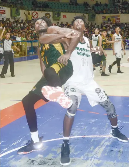  ?? SUNSTAR FOTO / ARNI ACLAO ?? BEHEMOTHS. USJ-R’s Tochukwu Ewinike (left) and UV’s Bassieu Sackor get tangled up as they battle for a rebound in Game 2 of the best-of-three finals series in the Cesafi basketball tournament, Oct. 27, at the Cebu Coliseum.