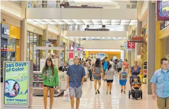  ?? FOTO: DPA ?? Jahrzehnte­lang waren Amerikas Shopping Malls, wie das größte Einkaufsze­ntrum der USA, die Mall of America in Bloomingto­n, das pulsierend­e Herz des Einzelhand­els. Doch der von Amazon angeführte Siegeszug des ECommerce hat die Branche in eine tiefe Krise...
