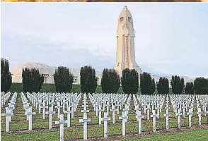  ??  ?? Un cementerio y un monumento en Fleurydeva­ntdouaumon­t recuerdan a los caídos en la batalla de Verdún.
