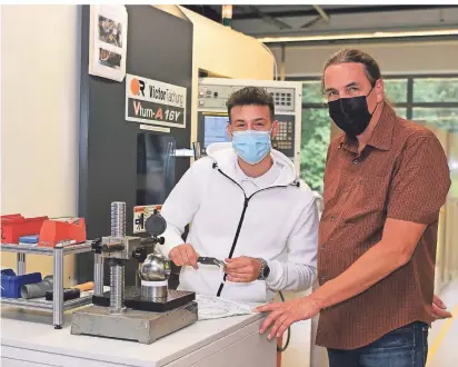  ?? FOTO: JÜRGEN MOLL ?? Antonio di Spirito macht bei der Firma Heute und Comp. eine Ausbildung zum Zerspanung­smechanike­r – hier mit seinem Ausbilder Norbert Gnade.