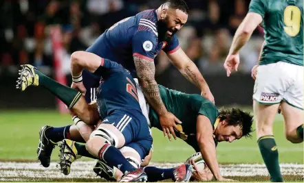  ?? Photo Icon Sport ?? Le double plaquage de Atonio et Le Roux sur Etzebeth, exemple d’acharnemen­t et de pression défensive qu’il ne faut absolument pas relâcher face aux Boks.