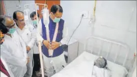  ?? DEEPAK GUPTA/HT PHOTOS ?? ▪ Deputy CM Keshav Prasad Maurya visiting the injured at Civil Hospital in Lucknow.