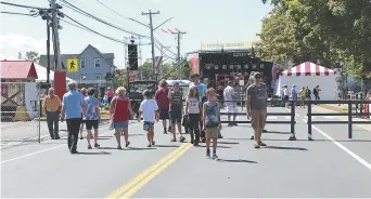  ??  ?? La place du Festival, lundi après-midi. - Acadie Nouvelle, Anne-Marie Provost