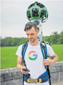  ?? AFP ?? Google-StreetFoto­graf in Action: Der Kurs des Internetgi­ganten Alphabet könnte bald am Tausender kratzen.