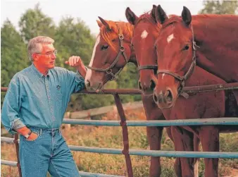  ?? SUN-TIMES FILE PHOTO ?? Then-Gov. Jim Edgar at his farm in southern Illinois in 1998. He no longer races his more than 20 horses in Illinois because the payout is much better in Indiana.